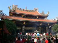 http://upload.wikimedia.org/wikipedia/commons/7/7d/Lung-shan_temple-Taipei-Taiwan-P1010110.JPG